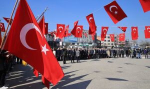 canakkale-zaferi-bayrampasada-torenle-kutlandi-pzdRzvfB.jpg