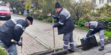 canik-belediyesi-ekipleri-sahada-mazgallar-tek-tek-temizleniyor.jpg