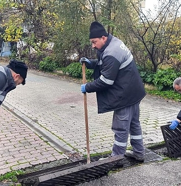 canik-belediyesi-ekipleri-sahada-mazgallar-tek-tek-temizleniyor.jpg