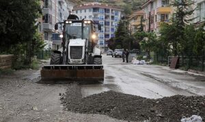 cankaya-belediyesi-ankarada-etkili-olan-ve-normalin-uzerinde-yagan-yagmurun-ardindan-ulasimi-engelleyen-tas-RO6F4HIr.jpg