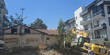cankayada-tehlikeli-yapilarin-yikimi-suruyor.jpg
