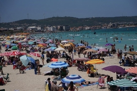 cesme-belediyesi-plajlari-bir-kez-daha-mavi-bayrak-kazandi.jpg