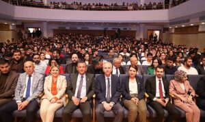 chp-genel-baskani-ozgur-ozel-ve-cankaya-belediye-baskani-huseyin-can-guner-bilkent-universitesi-iBOHPu2a.jpg