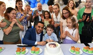 cigli-belediye-baskani-onur-emrah-yildizdan-sma-hastasi-doruka-dogum-gunu-surprizi-KqsCeOVV.jpg