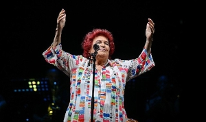 cim-konserlerinde-selda-bagcan-ruzgari-esti.jpg