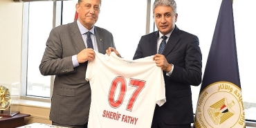 corendon-airlines-yonetim-kurulu-baskani-yildiray-karaer-misirin-turizm-ve-sivil-havacilik-bakanlari-ile-bir-araya-geldi.jpg