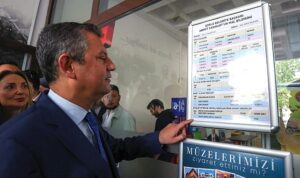corlu-belediye-baskani-ahmet-sarikurt-belediye-girisinde-bulunan-panolara-astigi-mal-beyani-belgesiyle-mal-FH7ddZkq.jpg