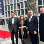 cumhuriyetin-ilk-heykeltraslarindan-zuhtu-muridoglunun-heykeli-100-yil-anisina-bronz-dokum-olarak-kamusal-alanda-wqOxHbFr.jpg