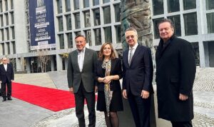 cumhuriyetin-ilk-heykeltraslarindan-zuhtu-muridoglunun-heykeli-100-yil-anisina-bronz-dokum-olarak-kamusal-alanda-wqOxHbFr.jpg