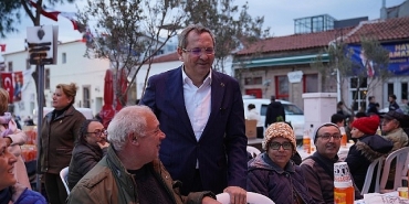 cunda-adasindaki-iftara-binler-katildi.jpg