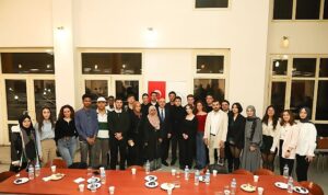 deu-rektor-vekili-ak-ogrencilerle-iftar-yapti-2W7jvBwg.jpg