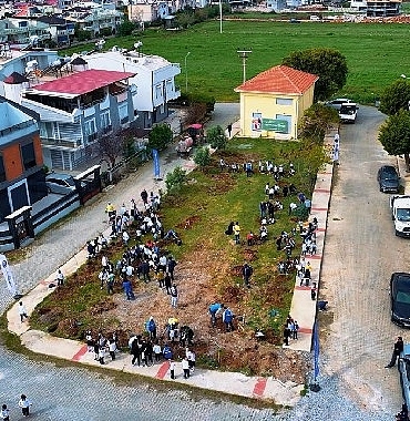 didim-belediyesi-agac-dikme-etkinligi-ile-ogrencilere-cevre-bilinci-kazandiriyor.jpg