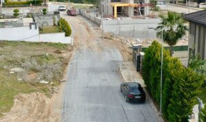 didim-belediyesi-kent-genelinde-yol-yapim-calismalarina-tum-hiziyla-devam-ediyor-CFKrrh5p.jpg