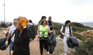 didimde-didim-belediyesi-ekipleri-ve-didim-plogging-grubu-uyeleri-ile-birlikte-kiyi-temizligi-calismasi-PnxxSD5i.jpg