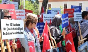 dokuz-eylul-universitesi-deu-ogrencileri-gazzede-israilin-sivillere-yonelik-surdurdugu-olumcul-saldirilara-karsi-bir-ZIINeg1I.jpg