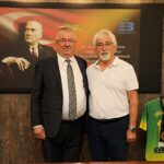 edremit-belediye-baskani-mehmet-ertas-bayramin-ucuncu-gunu-belediye-hizmet-binasinda-vatandaslarla-bayramlasti.jpg