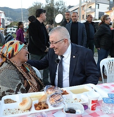 edremit-belediyesi-iftar-sofralari-altinolukta-kuruldu.jpg