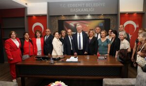 edremitliler-baskan-ertas-ile-kucaklasti-VQsz2dGE.jpg