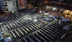 efes-selcuk-belediyesi-ramazan-ayinin-ilk-gununde-iftar-sofrasi-kurarak-toplumsal-dayanisma-ornegi-gosterdi-kZgcrGeB.jpg