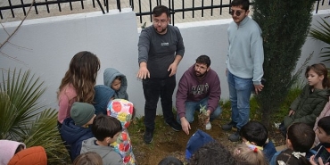 egeli-genc-ziraatcilar-miniklere-ata-tohumlarinin-onemini-anlatti.jpg