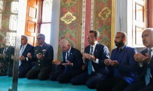 ekrem-imamoglu-istanbulun-fethinin-571-yildonumunde-fatih-sultan-mehmeti-fatihteki-turbesinde-andi-l2NTixRa.jpg