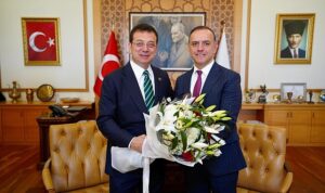 ekrem-imamoglu-sancaktepe-belediye-baskani-alper-yegini-makaminda-tebrik-etti-xR8mmLUi.jpg
