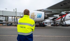 emirates-amsterdam-schiphol-havalimanindaki-ucuslari-icin-surdurulebilir-havacilik-yakiti-tedarikine-basladi-1pycASem.jpg