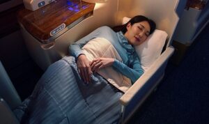 emirates-business-class-yolcularini-uzun-ucuslarda-daha-rahat-ettirecek-yeni-ucak-ici-kiyafet-setini-N6iUGzug.jpg