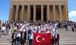 enerjinin-yildizlari-19-mayisi-ataturkun-huzuruna-cikarak-kutladi-2MKPdltL.jpg