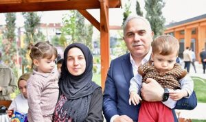 fatih-belediye-baskani-m-ergun-turan-karasurlari-millet-bahcesinde-vatandaslarla-bulusarak-samimi-sohbetlerine-katildi-HWs1iYGS.jpg