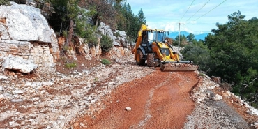 finikede-tas-ve-micirla-kaplanan-yol-temizlendi.jpg