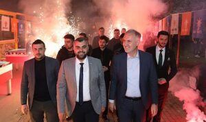 genclerden-baskan-tabana-coskulu-karsilama-DyML5afn.jpg