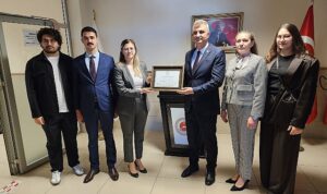golcuk-belediye-baskani-secilen-baskan-ali-yildirim-sezer-mazbatasini-alarak-atti-XicDwgtu.jpg
