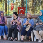 golcuk-belediyesi-merkez-ussu-golcuk-olan-17-agustos-depreminin-25-yilinda-deprem-sehitleri-icin-mezarlari-basinda-anma-toreni-duzenledi.jpg