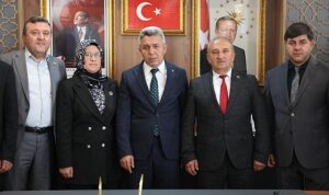 goreve-gelmesinin-ardindan-ziyaretcilerini-kabul-etmeye-devam-eden-kandira-belediye-baskani-erol-olmez-kandirada-MWhAJGDg.jpg