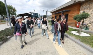 guney-korenin-sancheong-gun-kentinin-belediye-calisanlari-efes-tarlasi-yasam-koyunu-ziyaret-etti-hQAhIj2x.jpg