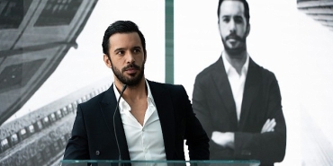 hande-ercel-ve-baris-arducun-basrollerinde-yer-aldigi-aski-hatirla-dizisinin-tum-bolumleri-simdi-disneyta-yayinda.jpg