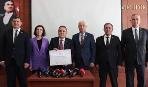 herkesin-baskani-muhittin-bocek-mazbatayi-aldi-jnEL2Wsl.jpg