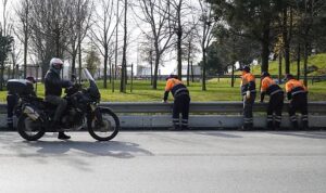 ibbnin-motorcu-dostu-bariyer-calismalari-hiz-kesmeden-devam-ediyor-CZNrWNVr.jpg