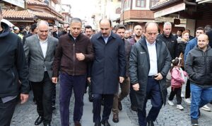 icisleri-bakani-yerlikaya-bayramin-ilk-gunu-konyalilarla-bulustu-Z38mrDwb.jpg