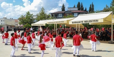ilkogretim-haftasi-burhaniyede-duzenlenen-torenle-kutlandi.jpg