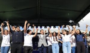istanbul-buyuksehir-belediye-baskani-ekrem-imamoglu-ibb-ders-atolyeleri-ve-teknoloji-atolyeleri-mezuniyet-solenine-ZvFHSeJ5.jpg