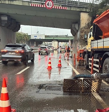 İstanbul'da Sağanak ve Fırtına Etkisini Sürdürüyor