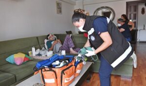 izmir-buyuksehir-belediyesi-evde-bakim-ile-sifa-dagitiyor-FmlpykrV.jpg