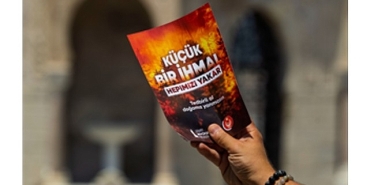 izmir-itfaiyesi-yanginlara-dikkat-cekmek-icin-sokaga-indi.jpg