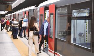 izmir-metrosu-24-yasinda-1-milyar-400-milyon-yolcu-tasindi-YRVrYWbS.jpg