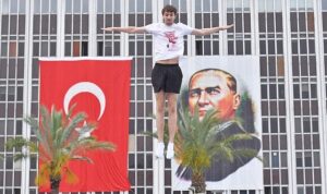 izmirde-19-mayis-coskusu-cumhuriyet-meydani-rengarenk-WXBvTL2M.jpg