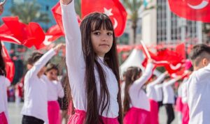 izmirde-23-nisan-coskusu-kentin-dort-bir-yanini-saracak-l5RCkrOb.jpg