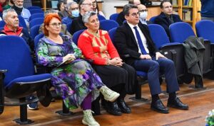 izmirde-cumhuriyet-demokrasi-ve-siyaset-konusuldu-dmbwzq4c.jpg