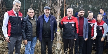 izmirli-kestane-ureticilerine-kestane-gal-arisina-dayanikli-2-bin-620-fidan-dagitildi.jpg